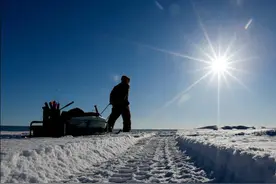 大冬天一群男子聚在一起，没想到从地下拉起满满的惊喜!图片