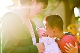 欢天喜地的生下二胎女儿，儿子老公都点赞，这样的家庭令人羡慕图片