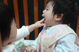 姐姐老爱把手指戳进妹妹的嘴巴里，被咬了还一脸受害者的样子