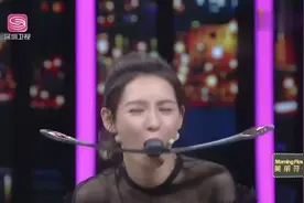 张予曦亮出自己的瘦脸神器，现场演示用法，场上观众看笑了