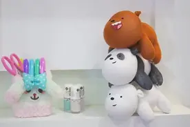 用一只袜子就能做出小熊玩偶超级简单，看完赶紧试试视频封面