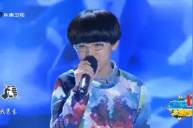 13岁蘑菇头女孩唱功很厉害，一首《至少还有你》获得评委的认可