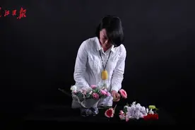 好看又好学！花艺师教你三分钟完成餐桌花，全是当季花材｜花教主视频封面