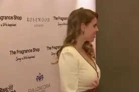 英国比阿特丽斯公主出席慈善晚会，有贵族气质吗？