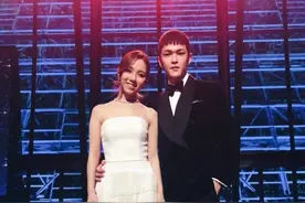 #邓紫棋首晒男友 其实之前生日合照就有晒啦～男友Mark 的ins也全是#邓紫棋  ，请收下今日份甜蜜～视频封面