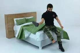 她用盒子给芭比娃娃制作了个特别松软的小床 小朋友你学会了吗？视频封面