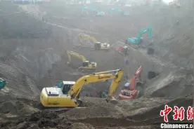 河北男童坠落40米深枯井大救援续：救援难度增大图片