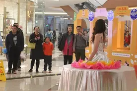 淄博洋模扮“芭比娃娃”蛋糕 恶搞路人引哄笑围观图片