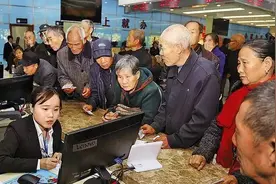 临渭区行政服务中心投入运营 老年人可办理老年证啦！图片