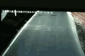 警示大货车强行超车致侧翻,监控记录下的一幕太惊险了!图片