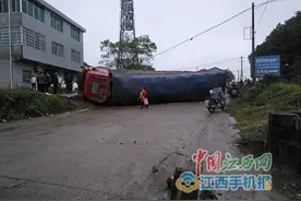 操作不当货车翻车 德邦物流十余吨快件滞留鹰潭图片