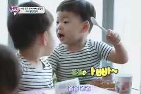 超人回来了：三胞胎吃自助餐，民咕咕太可爱了！视频封面