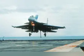 舰载机尾钩是如何钩住航母拦阻索的？苏霍伊战机演示一遍！