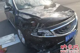 酒驾三轮车撞轿车司机被甩出 自己转两圈再撞面包车图片