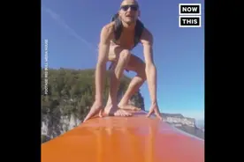 艺高人胆大！实拍冒险家进行空中“冲浪”