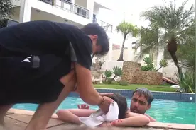 国外爆笑街头恶搞：女友头上大出血，男友急的团团转看着真搞笑视频封面