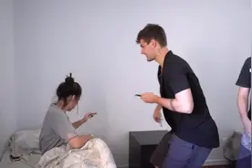 恶作剧：女友正午睡，男友趁机悄悄剪她头发，结果美眉反应太逗了视频封面