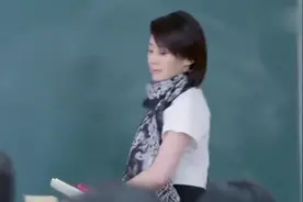 老气横秋的班主任，突然化了妆，同学：这是换了一个人吧！视频封面