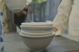 小伙一次就吃这么多碗面，老板在一边看懵了！