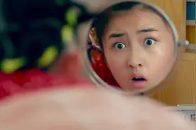 哥哥恶搞妹妹早起被调闹钟，吹头发被喷面粉视频封面