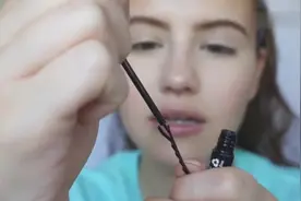 美女用小夹子画眼线简直太美了，再也不用花钱去纹眼线了