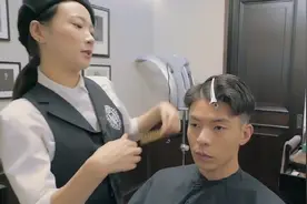 搞笑解说韩国美女发型师给帅小伙子吹造型视频封面