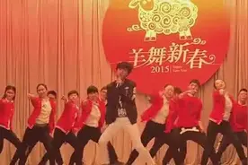 重庆八中春晚，王俊凯回校倾情献唱，台下粉丝疯狂了视频封面