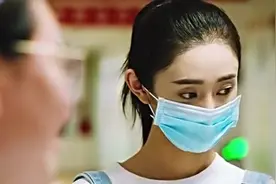 女生吞吃了男生的口水，男生带来医院检查是否怀孕