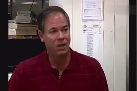 美国女子结婚30多年 丈夫竟然是亲生父亲 已育有3子女视频封面