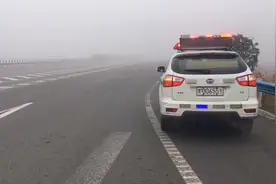 今天河南省公安厅高速交警总队九支队多组巡逻警力在京港澳高速鹤壁段东半幅巡逻喊话，提醒驾驶员降低车速，谨慎驾驶。视频封面