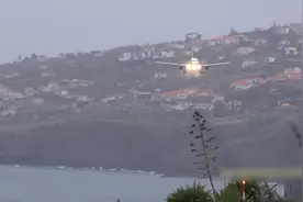 空客A320侧风降落，两次复飞都降落不成视频封面