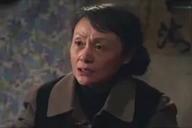 小夫妻给孩子买衣服，店员问尺码和孩子身高体重，夫妻俩一脸懵