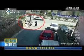 男子帮摔倒者扶车被指撞人，路人不明真相跟风，交警判定大快人心视频封面