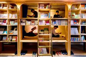 日本现可住宿书店 共1700本书30个床位可以看书困了就躺图片