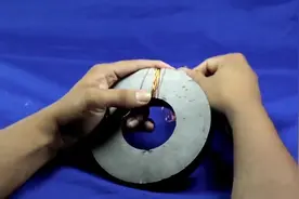 牛人将铜线在磁铁上缠绕了几圈后接上灯泡，没想到将灯泡点亮了