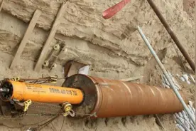 有一种管道施工方法，不用挖开地面，硬用专业锤子把管道砸过去