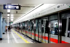 地铁急刹摔成骨折 女子起诉至法院索赔24万余元图片