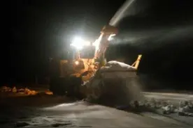 新疆自治区省道201线遭10级大风袭击 72名滞困旅客被转移图片