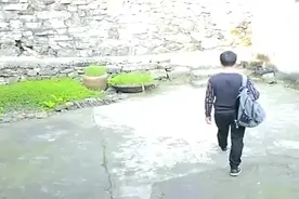 让妈妈来照顾媳妇，丈夫打工回来，看见媳妇跪在妈妈前面视频封面