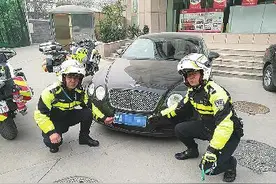 婚庆车队豪车挂外地牌照露马脚 泉城骑警围堵套牌宾利图片