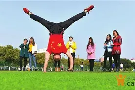 倒立行走全球最快 刚上大二便一口气倒立行走了60余米图片