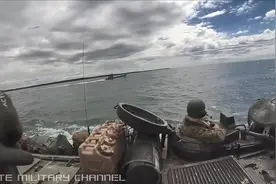 两栖突击车为什么不会沉到水里，你知道其中的原因吗？