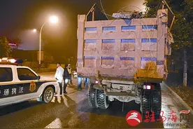 四部门夜查“疯狂”渣土车图片