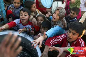 摩苏尔战事持续：难民营中儿童争抢发放食物图片