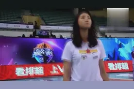 赛场上突然响起了中国国歌，女排队长惠若琪的反应让人肃然起敬！视频封面