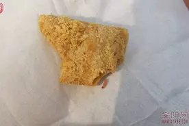 惊！安阳市民在一家超市购买的花生糕里居然吃出一条活虫子！吓死宝宝啦图片