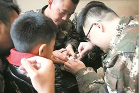 杯盖卡住男孩手指红肿充血 消防叔叔来解围图片