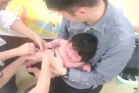 爸爸带女儿打针，一次就是四针，宝宝哭的那个伤心呀视频封面
