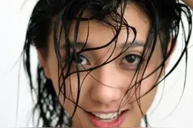 头发刚浸湿就抹洗发水?难怪你头发永远油垢味很重!图片