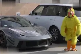 国外爆笑街头恶搞：男子扮小鸡对着豪车喷翔，结果把警察招来了视频封面
